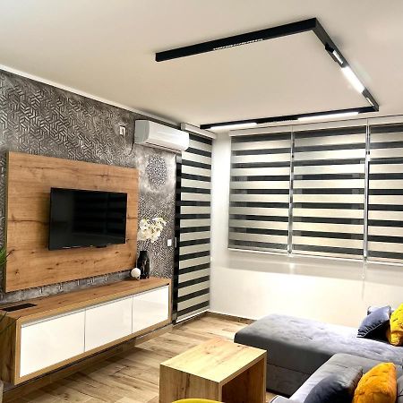 Apartman Lux-Besplatno Koriscenje Zasebne Garaze 斯雷姆斯卡米特罗维察 外观 照片