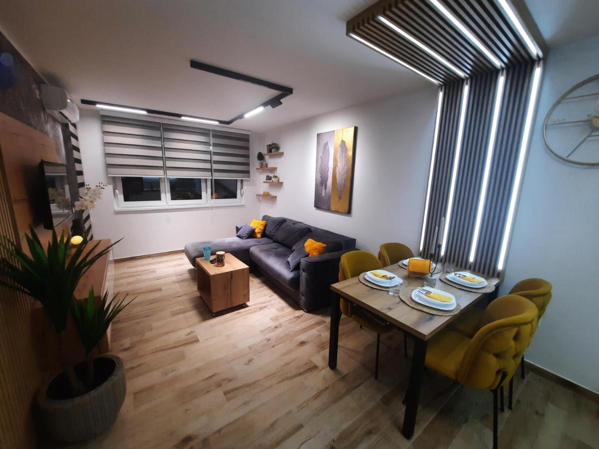 Apartman Lux-Besplatno Koriscenje Zasebne Garaze 斯雷姆斯卡米特罗维察 外观 照片