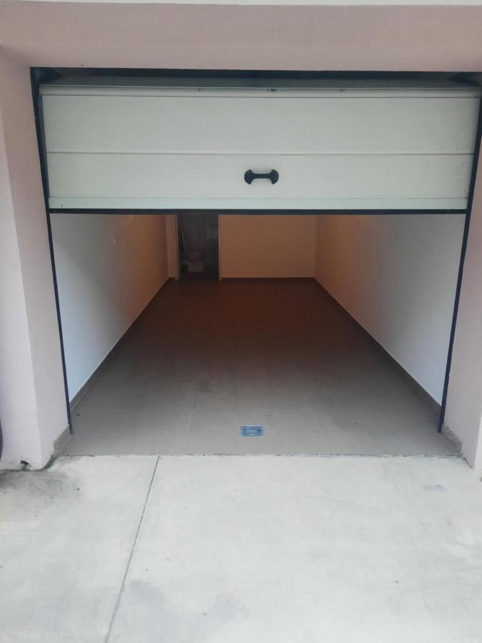 Apartman Lux-Besplatno Koriscenje Zasebne Garaze 斯雷姆斯卡米特罗维察 外观 照片