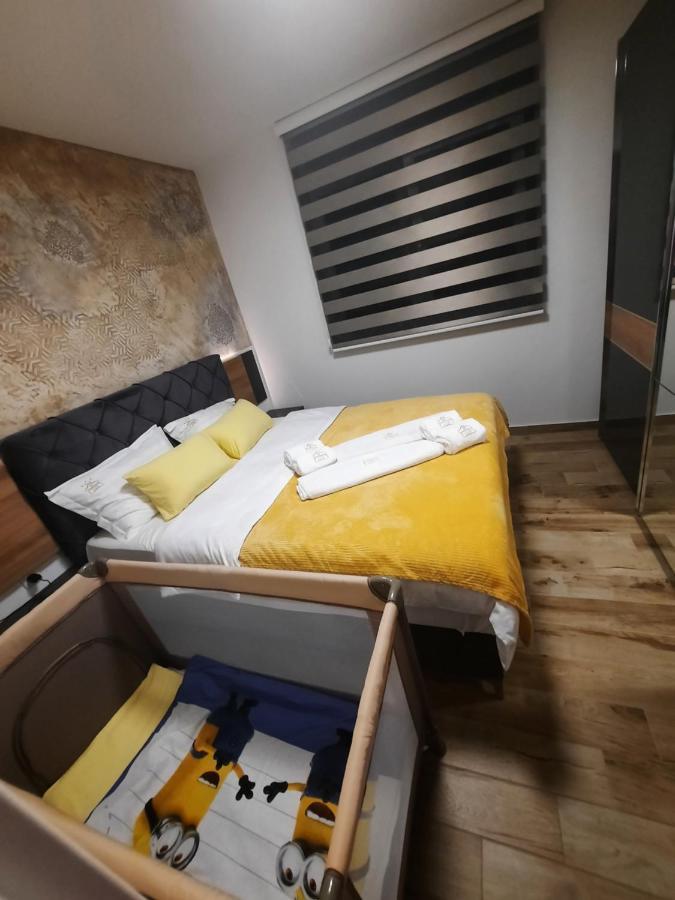 Apartman Lux-Besplatno Koriscenje Zasebne Garaze 斯雷姆斯卡米特罗维察 外观 照片