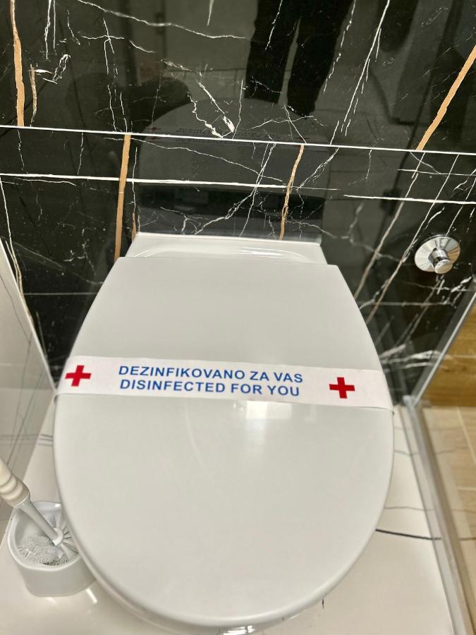 Apartman Lux-Besplatno Koriscenje Zasebne Garaze 斯雷姆斯卡米特罗维察 外观 照片