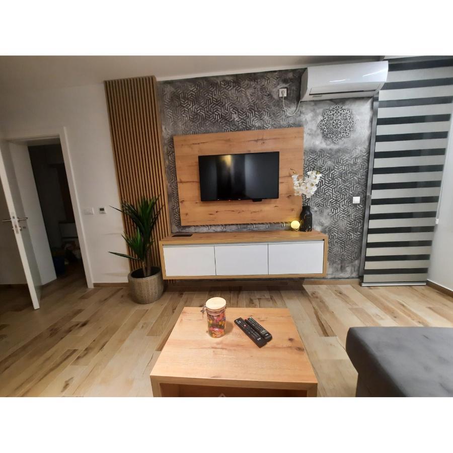Apartman Lux-Besplatno Koriscenje Zasebne Garaze 斯雷姆斯卡米特罗维察 外观 照片