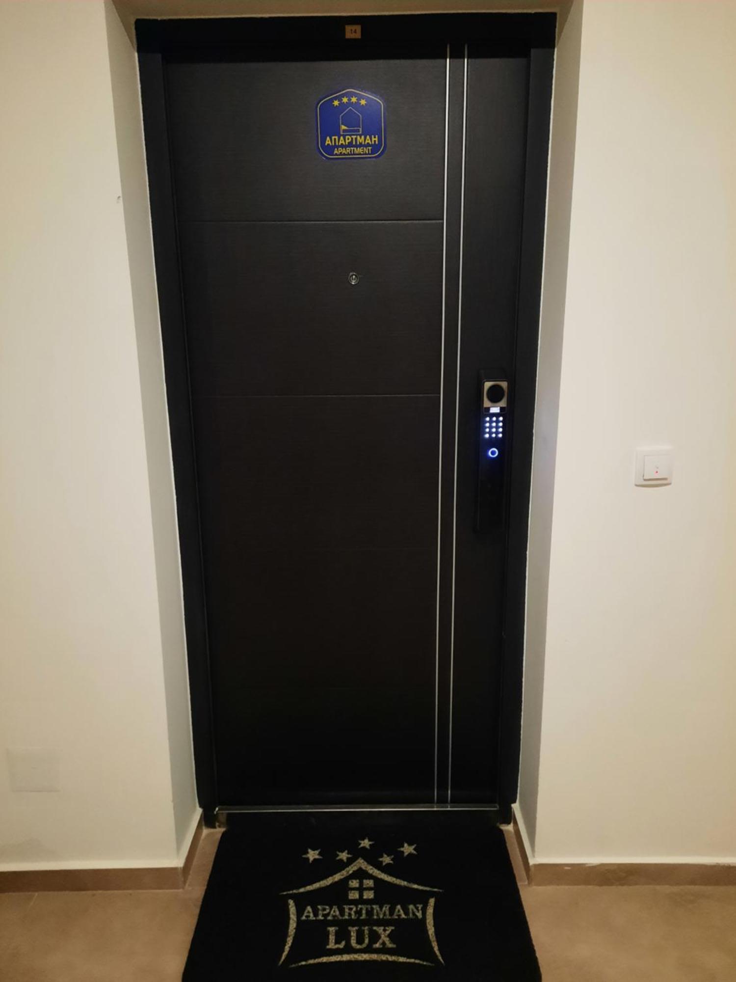 Apartman Lux-Besplatno Koriscenje Zasebne Garaze 斯雷姆斯卡米特罗维察 外观 照片